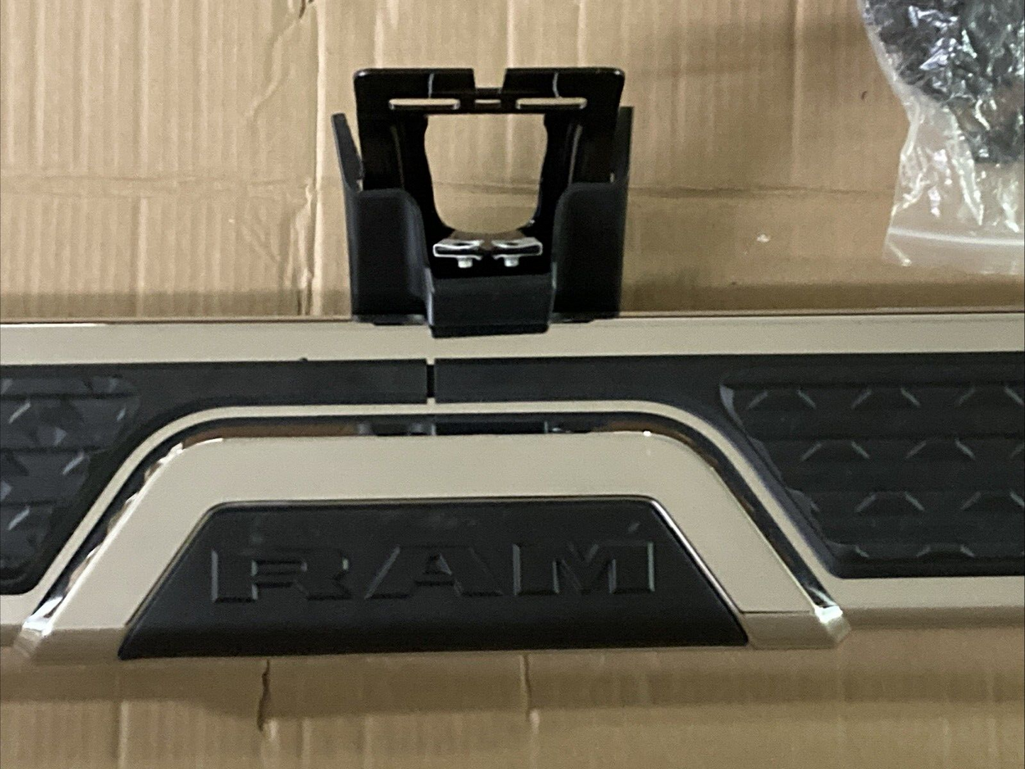 NEW GENUINE MOPAR 68361673AA Fixed Running Board, Left