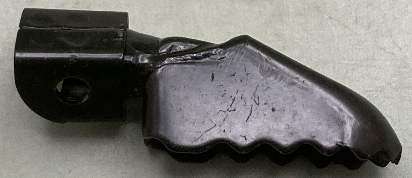 NEW GENUINE YAMAHA 1M1-27421-02-R4 FOOTREST 2