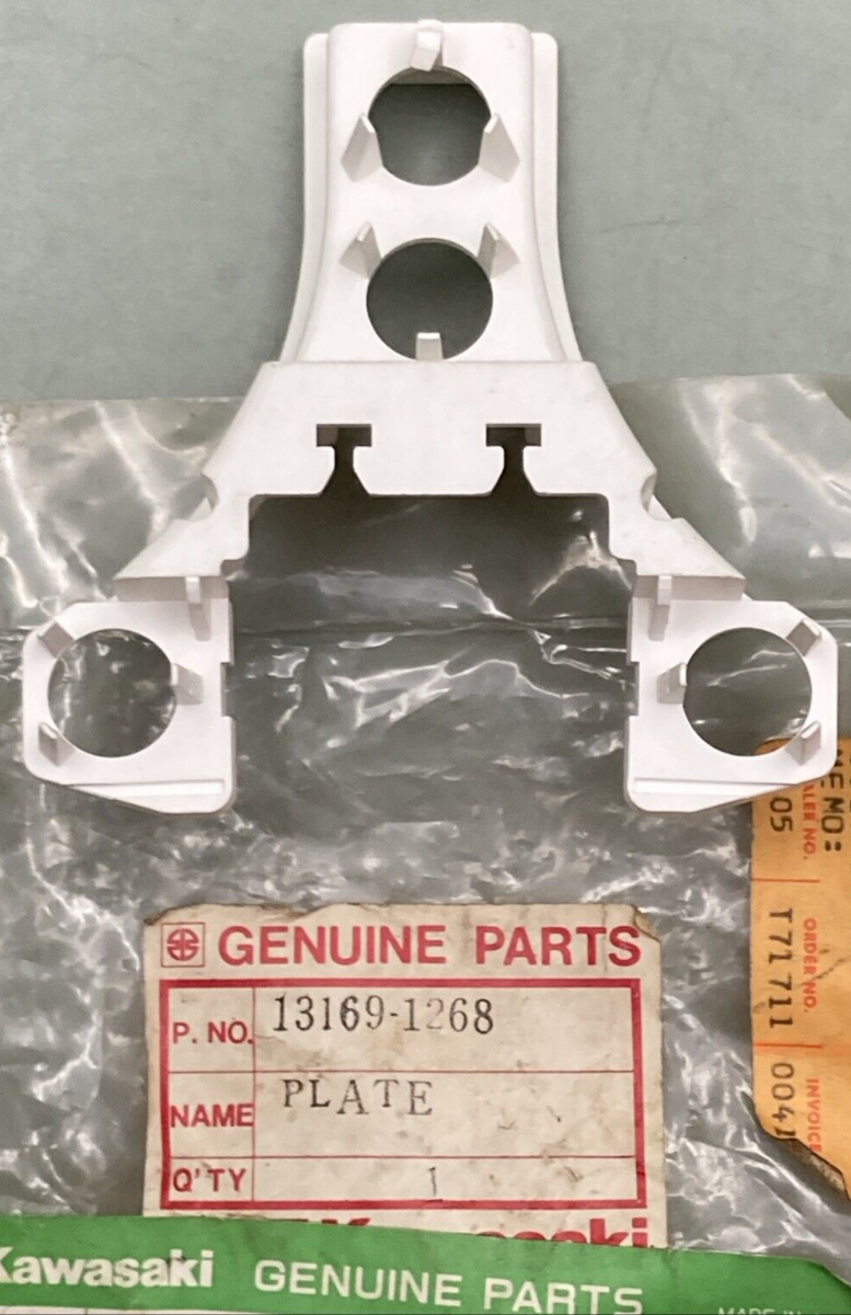NEW GENUINE KAWASAKI 13169-1268 PLATE SOCKET