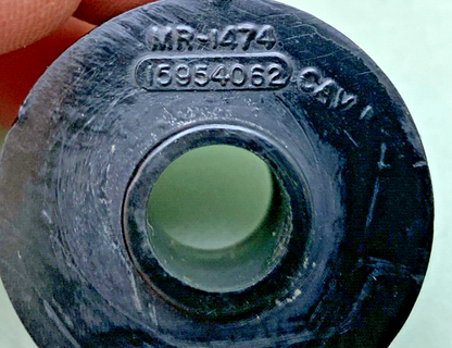 QTY 2 NEW GENUINE GM 15954062 INSULATOR FRONT STABILIZER SHAFT LINK, 1985-2002