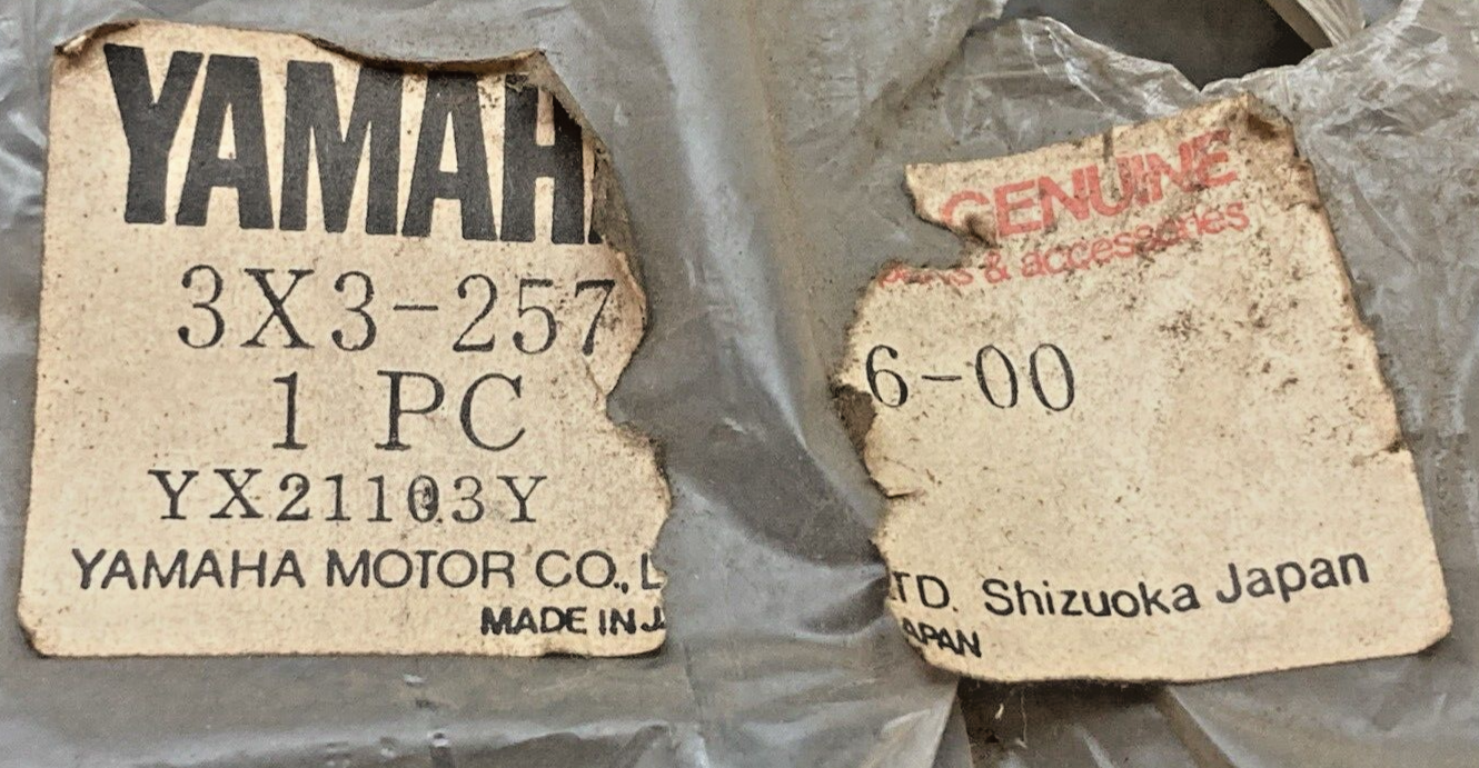 NEW GENUINE YAMAHA 3X3-25716-00 COVER 2