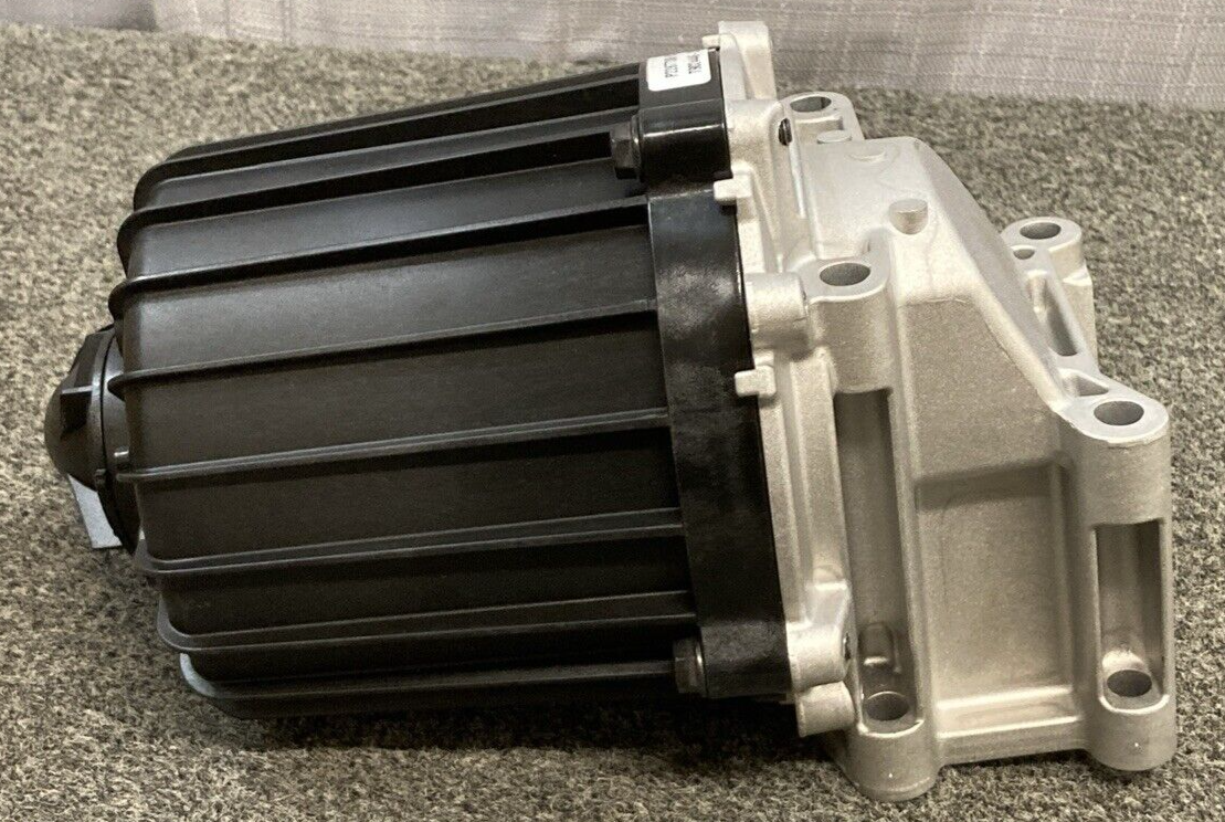 NEW GENUINE VOLVO 22877306 Crankcase Ventilation Oil Separator with Gasket
