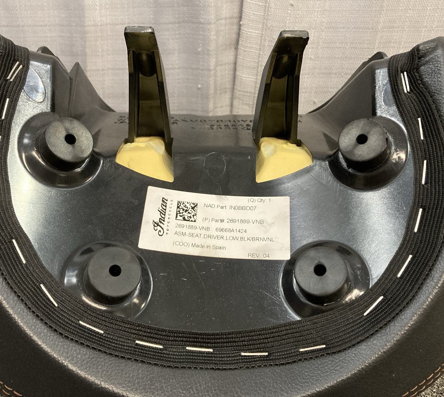 NEW GENUINE POLARIS 2691889-VNB INDIAN SEAT,DRIVER,LOW,BLK/BRNVNL BOBBER ONLY