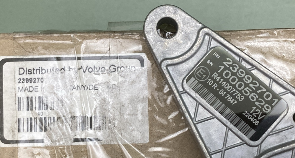 NEW GENUINE VOLVO 23992701 AIR BRAKE CONTROL VALVE