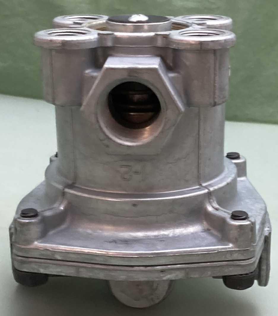 NEW GENUINE MERITOR RSL110338 4-Port 4.5 psi Emergency Relay Valve