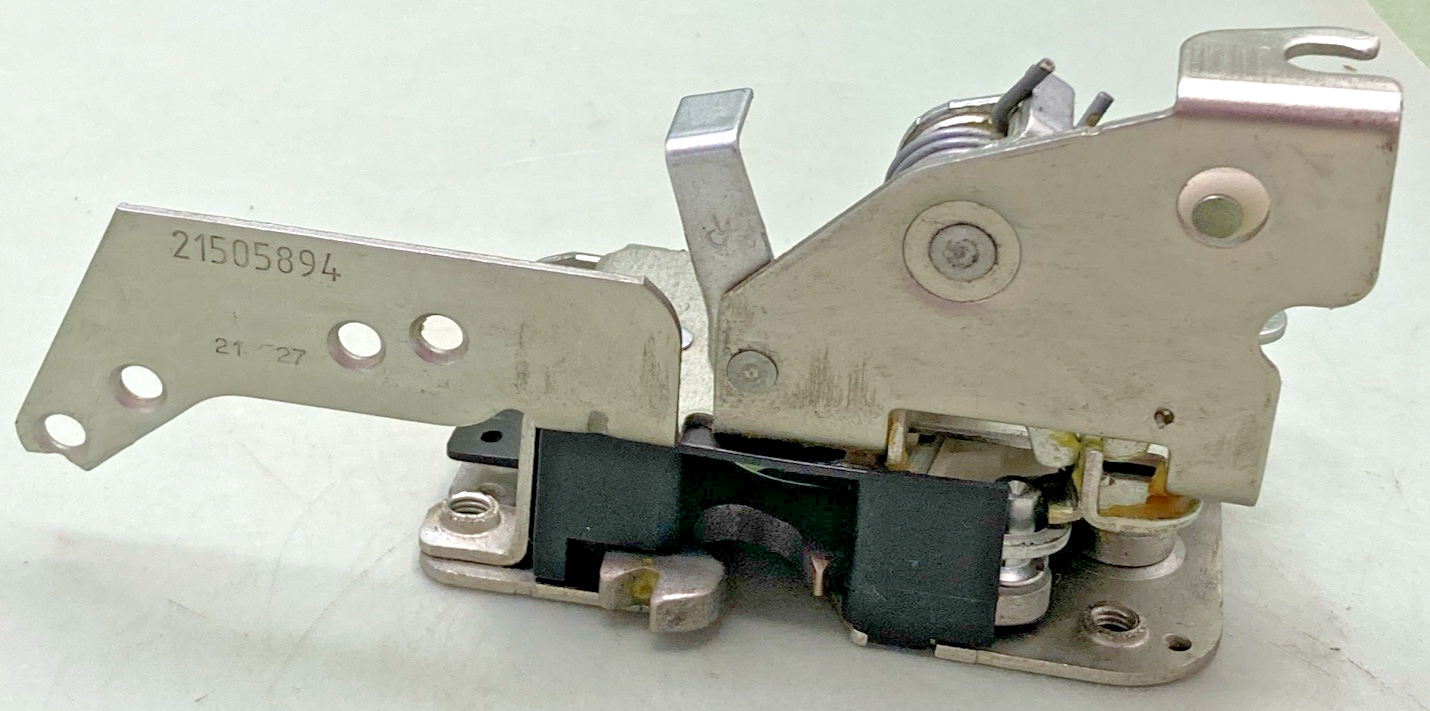 NEW GENUINE VOLVO 21505894 LATCH