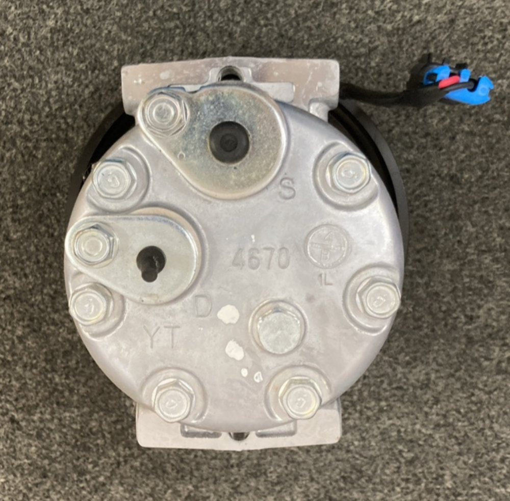 NEW GENUINE VOLVO 82768117 A/C COMPRESSOR