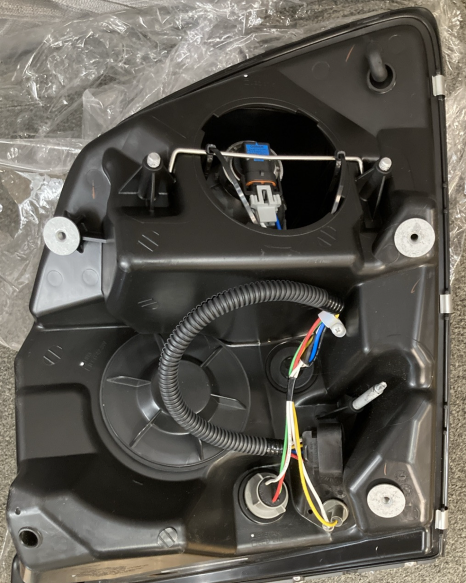 NEW GENUINE DEPO 373-1118RXASD2 Headlight Assembly Passenger Dark Lens