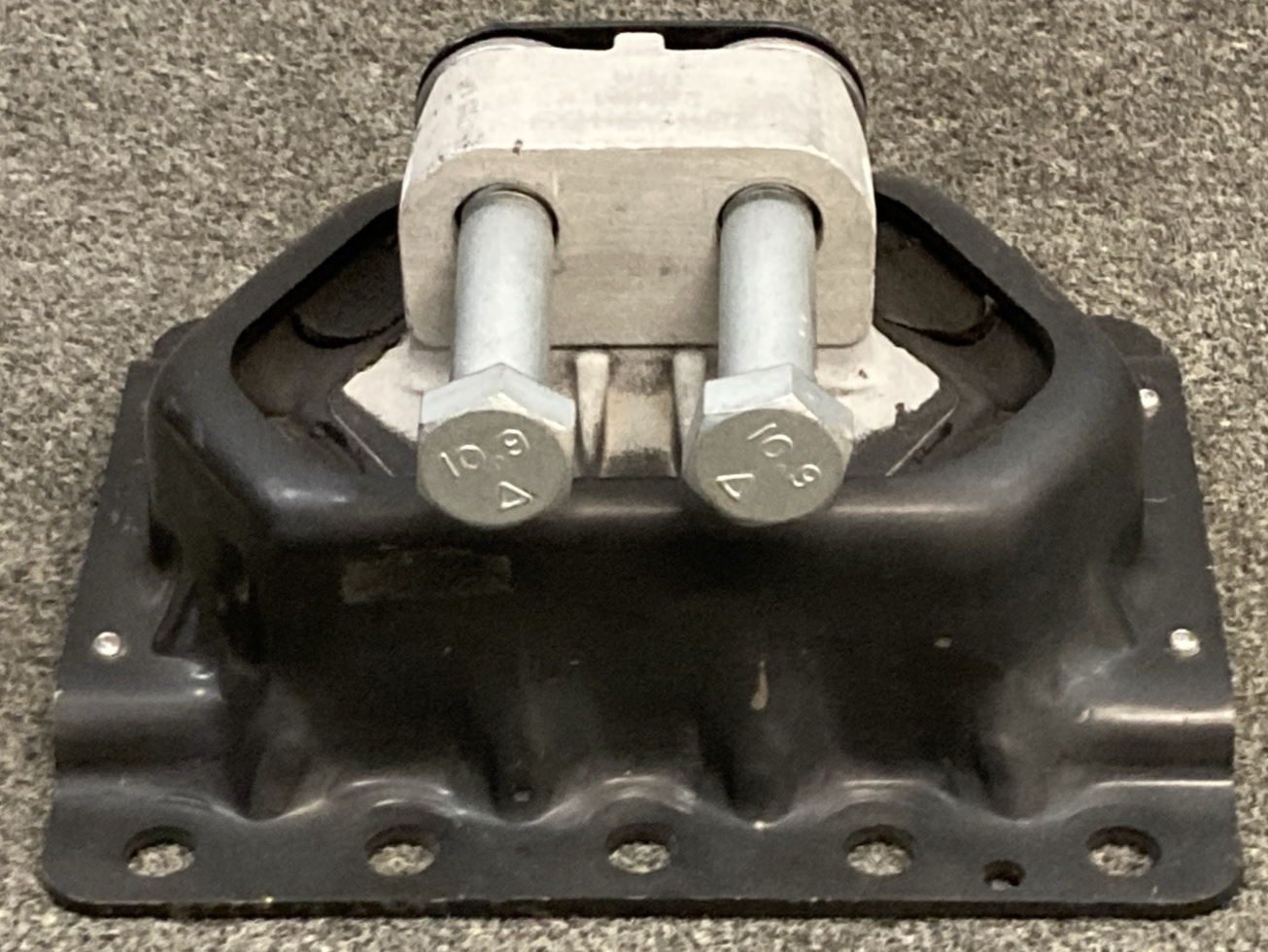 NEW REPLACES VOLVO 20499469 ENGINE MOUNT BRACKET W/ BOLTS