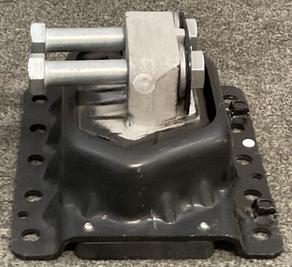 NEW REPLACES VOLVO 20499469 ENGINE MOUNT BRACKET W/ BOLTS