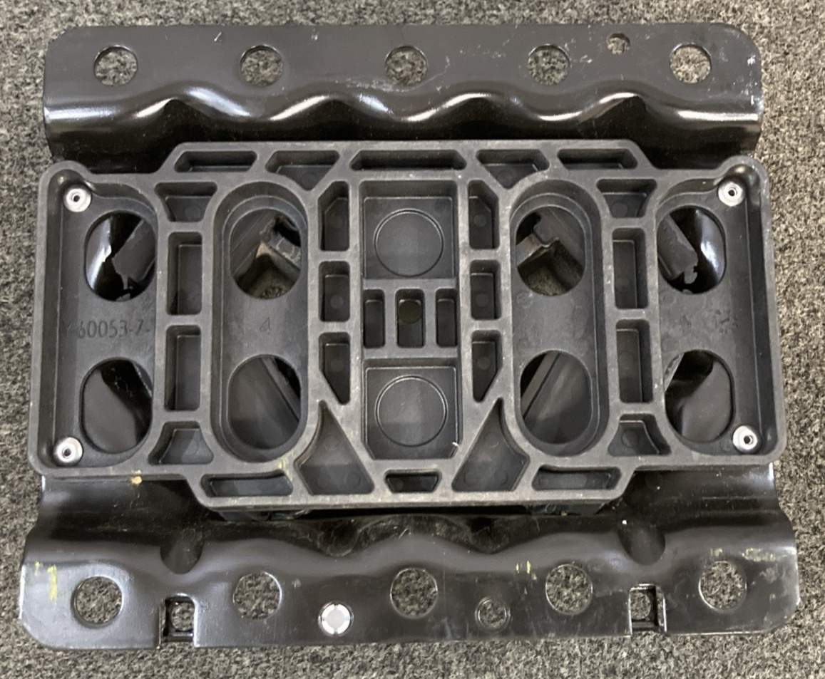 NEW REPLACES VOLVO 20499469 ENGINE MOUNT BRACKET W/ BOLTS