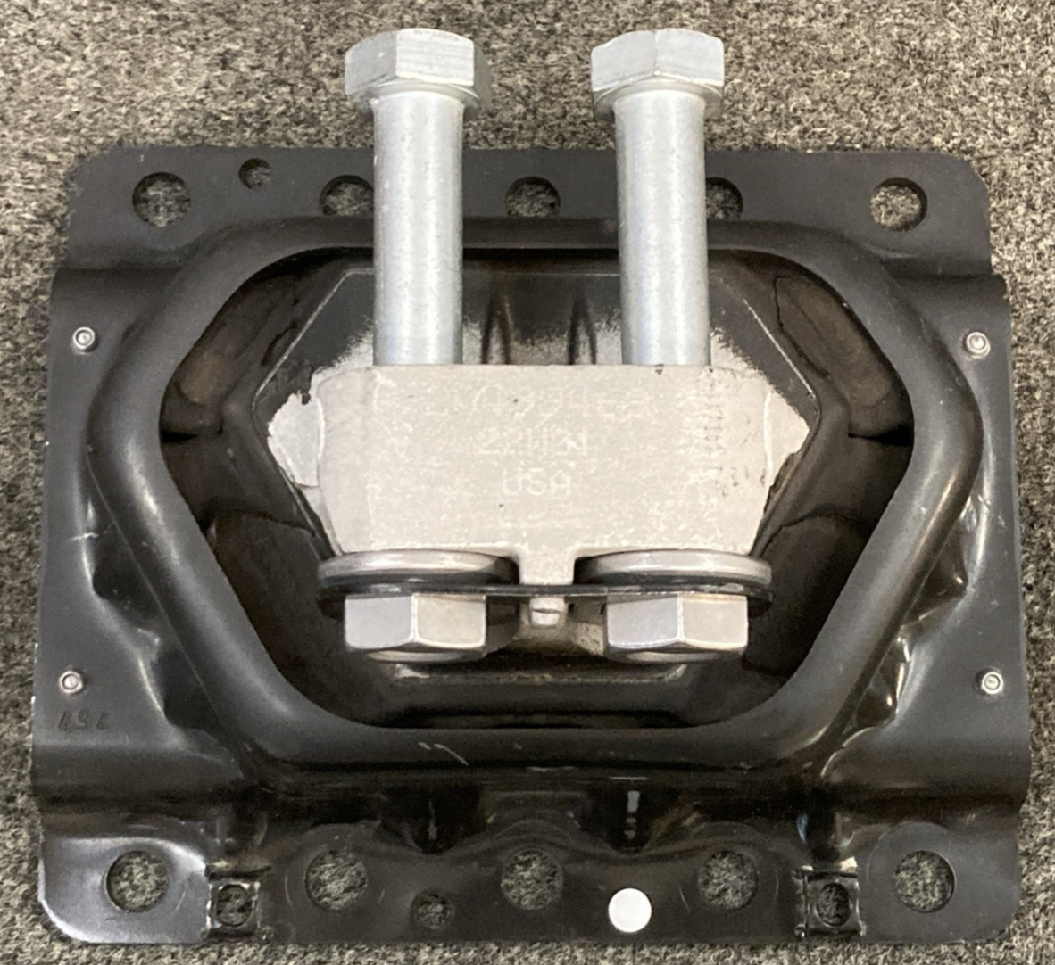 NEW REPLACES VOLVO 20499469 ENGINE MOUNT BRACKET W/ BOLTS