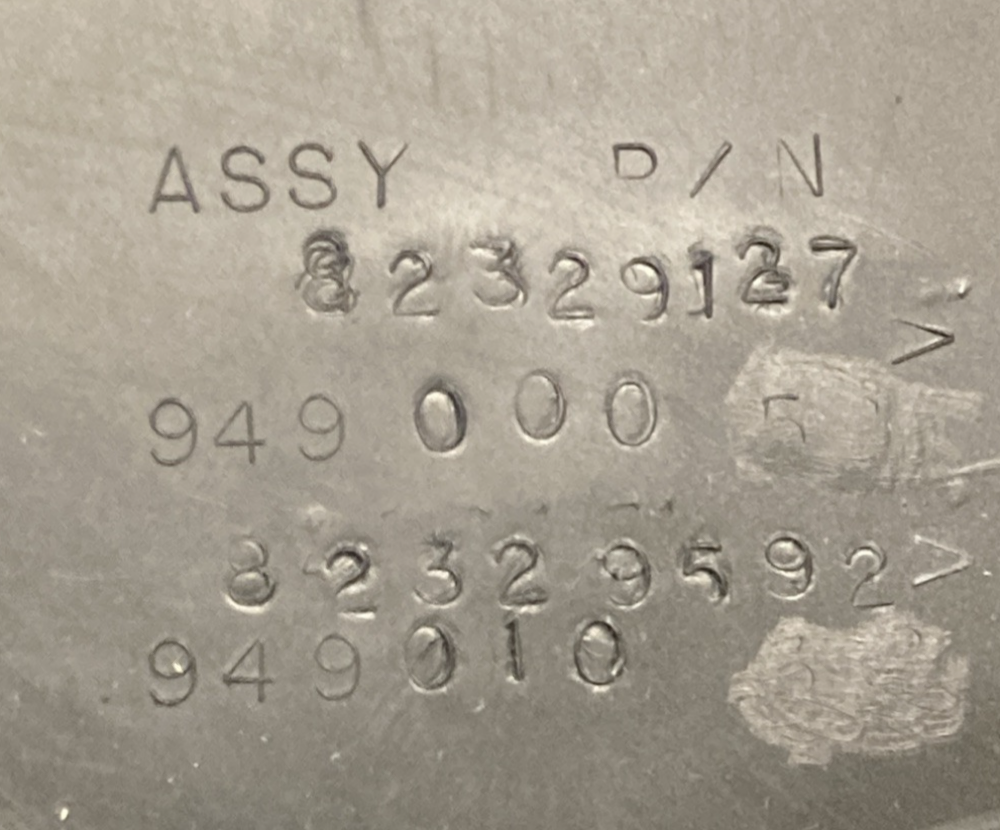 NEW GENUINE VOLVO 82329127 HEADLIGHT ASSEMBLY RIGHT