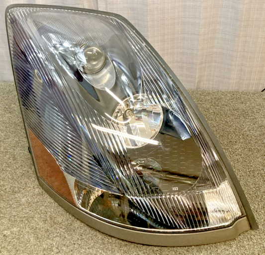 NEW GENUINE VOLVO 82329127 HEADLIGHT ASSEMBLY RIGHT