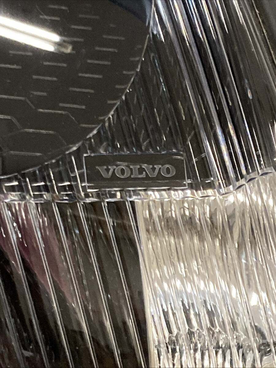 NEW GENUINE VOLVO 82329127 HEADLIGHT ASSEMBLY RIGHT