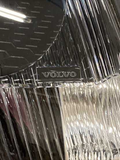 NEW GENUINE VOLVO 82329127 HEADLIGHT ASSEMBLY RIGHT