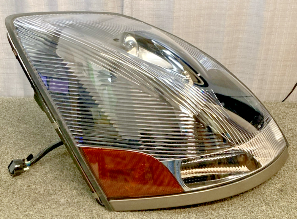 NEW GENUINE VOLVO 82329127 HEADLIGHT ASSEMBLY RIGHT