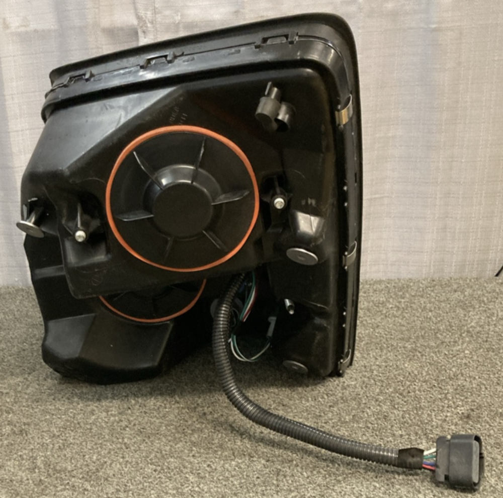 NEW GENUINE VOLVO 82329127 HEADLIGHT ASSEMBLY RIGHT