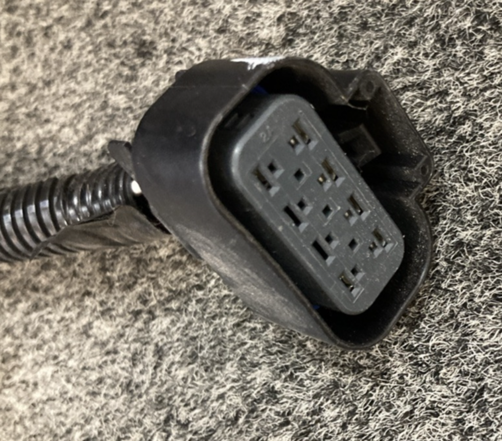 NEW GENUINE VOLVO 82329127 HEADLIGHT ASSEMBLY RIGHT