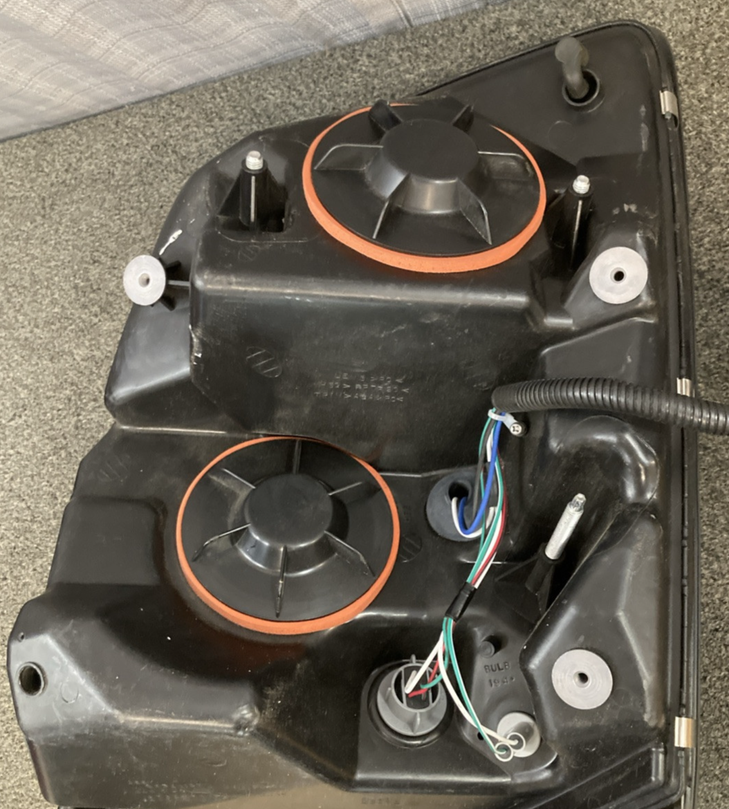 NEW GENUINE VOLVO 82329127 HEADLIGHT ASSEMBLY RIGHT