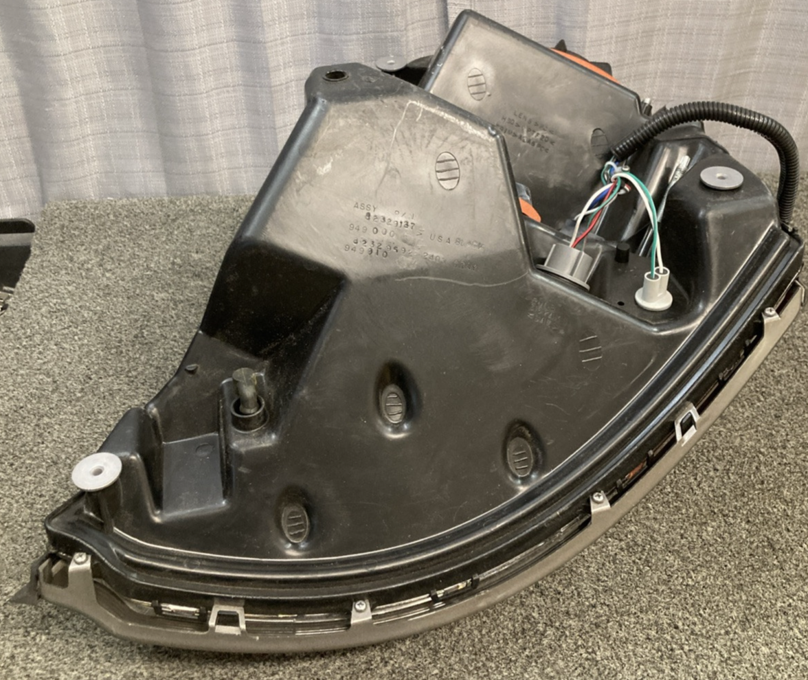 NEW GENUINE VOLVO 82329127 HEADLIGHT ASSEMBLY RIGHT