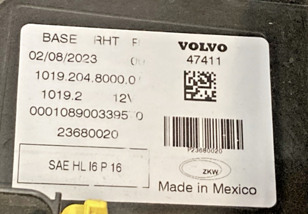 NEW GENUINE VOLVO 23680020 HEADLIGHT