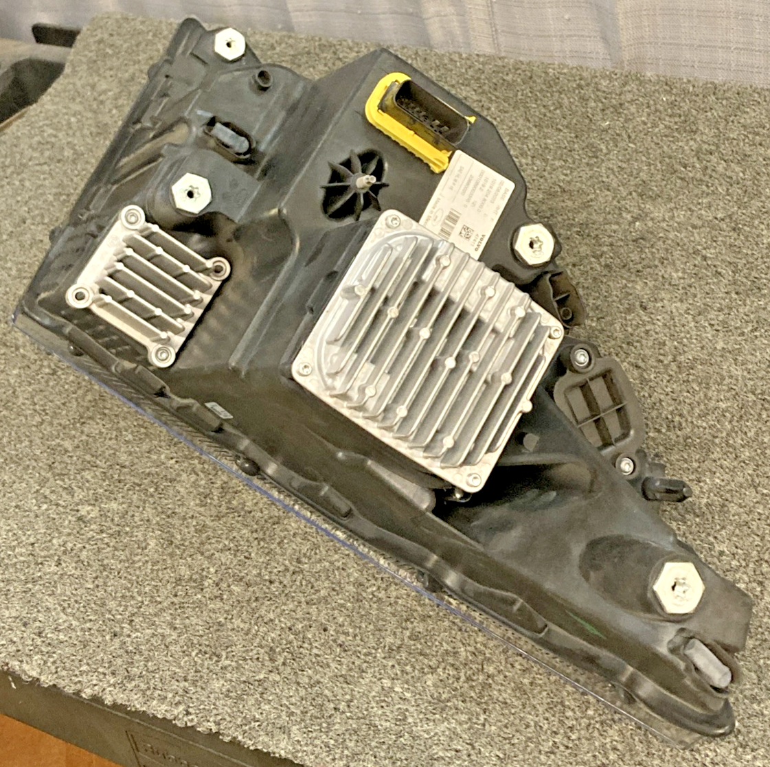 NEW GENUINE VOLVO 23680020 HEADLIGHT