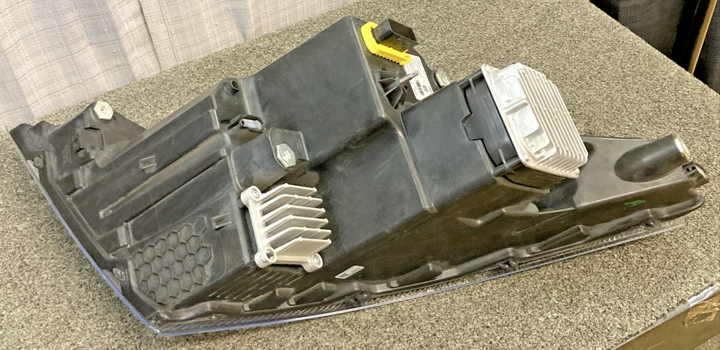 NEW GENUINE VOLVO 23680020 HEADLIGHT