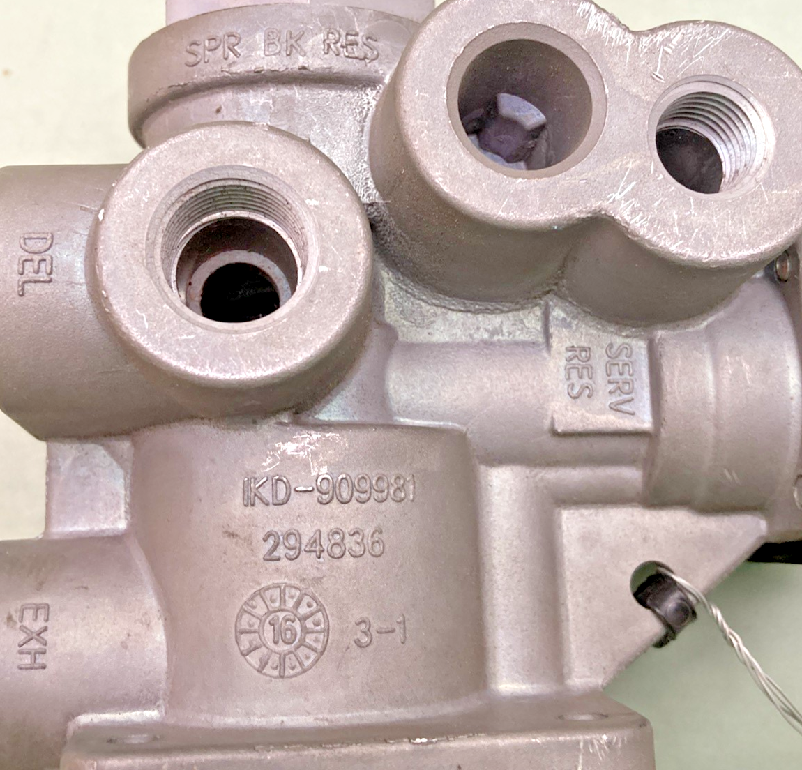 NEW GENUINE BENDIX K033221 VALVE SR-5, SPRING BRAKE VALE