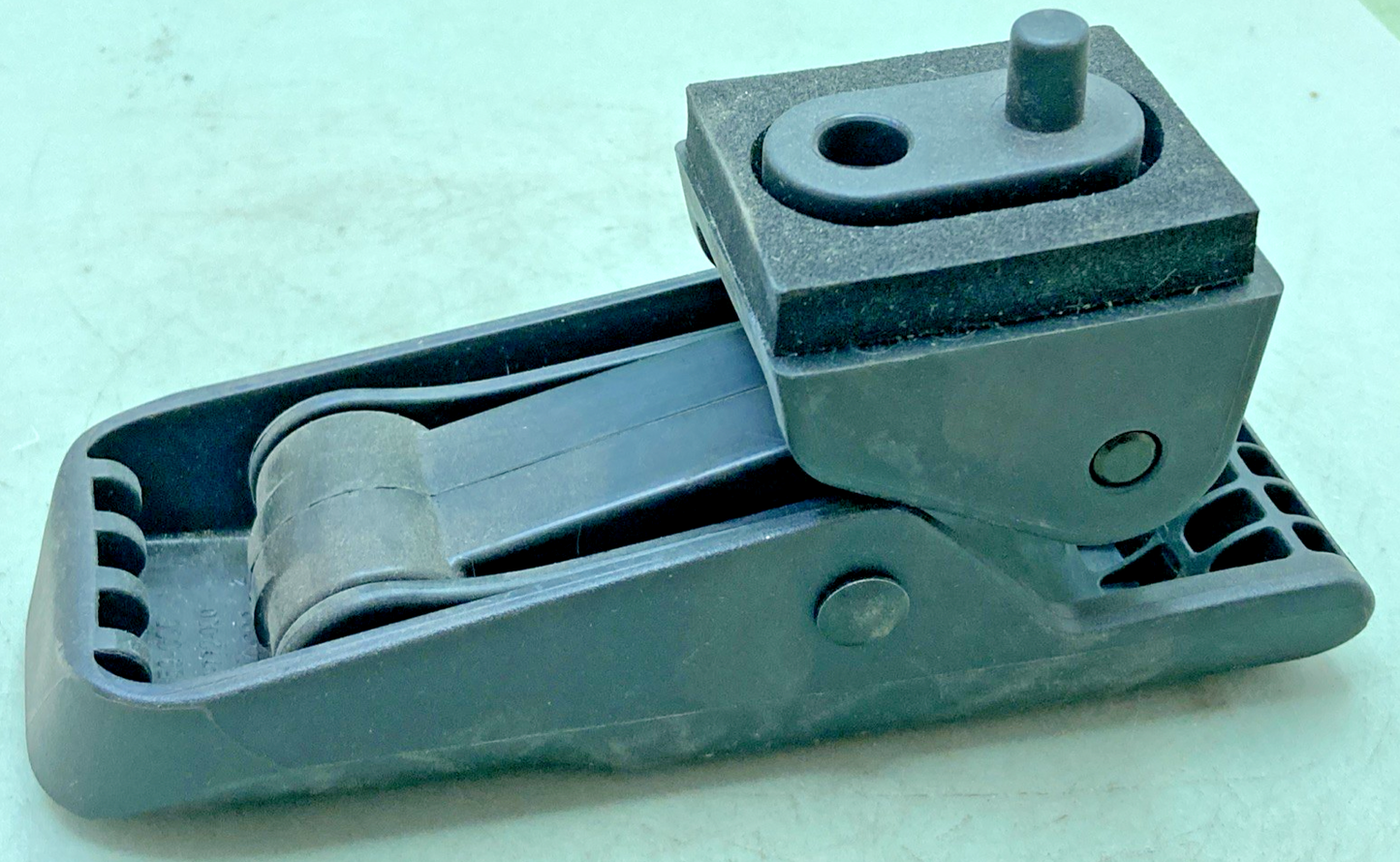 NEW GENUINE KENTWORTH L56-1024 HOOD LATCH