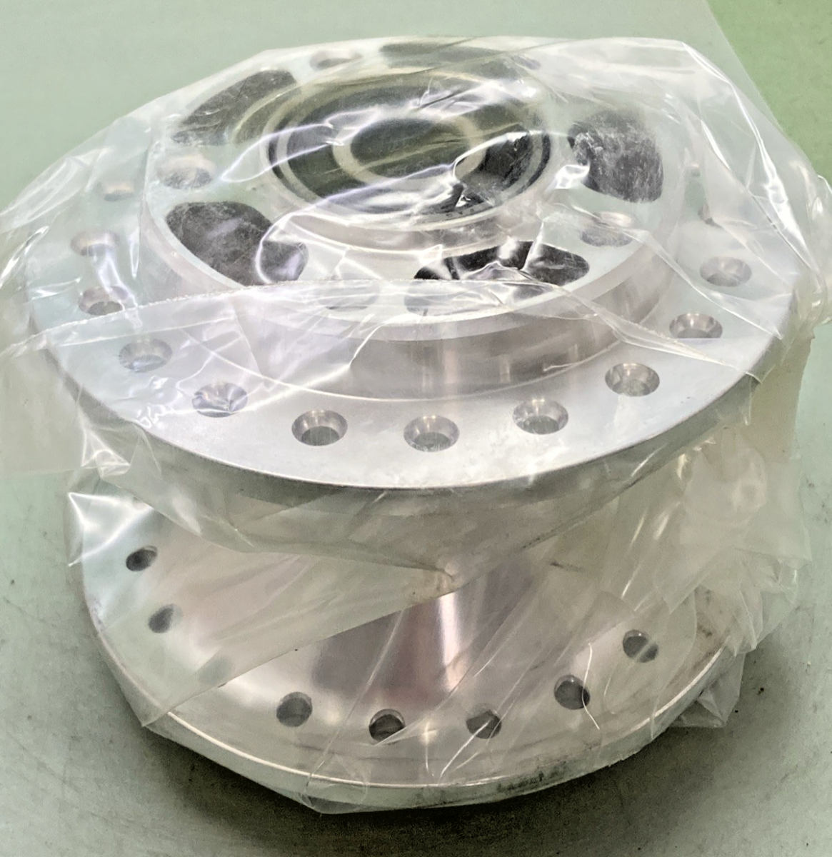 NEW GENUINE HARLEY DAVIDSON 43619-00A HUB WITH BEARINGS