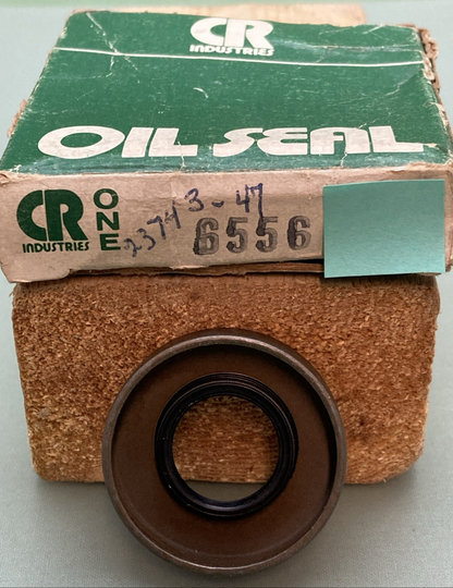 NEW GENUINE CR INDUSTRIES 23743-47 Sprocket Shaft Oil Seal 6556
