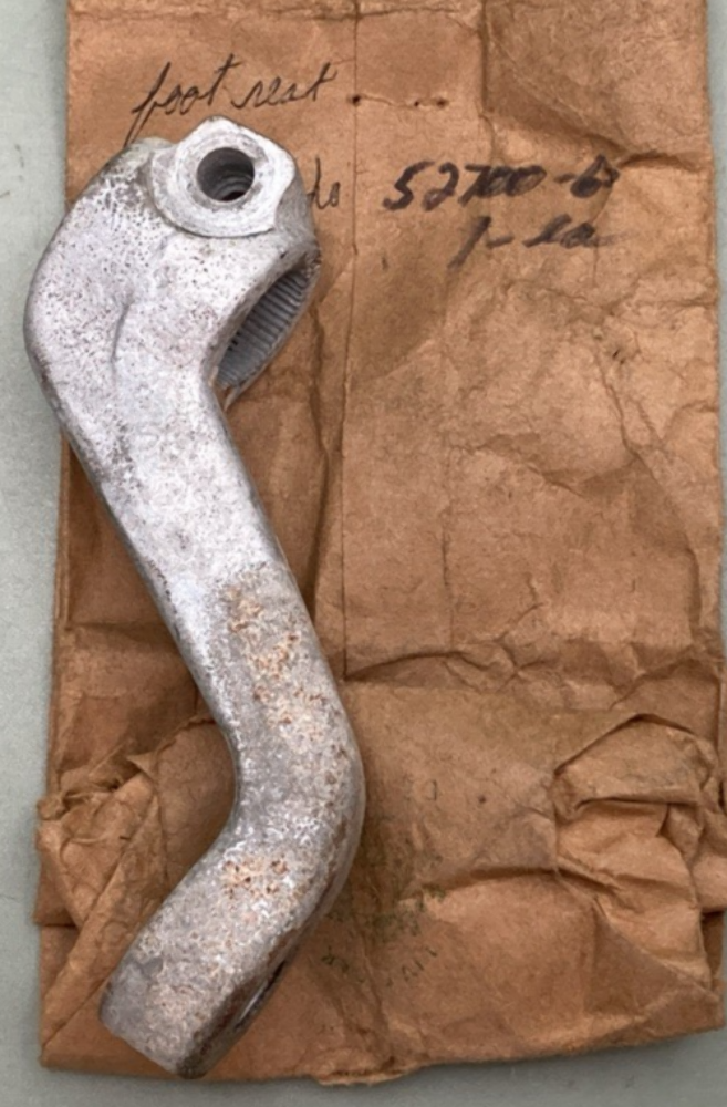 NEW GENUINE HARLEY-DAVIDSON 52700-65 Footrest support, right