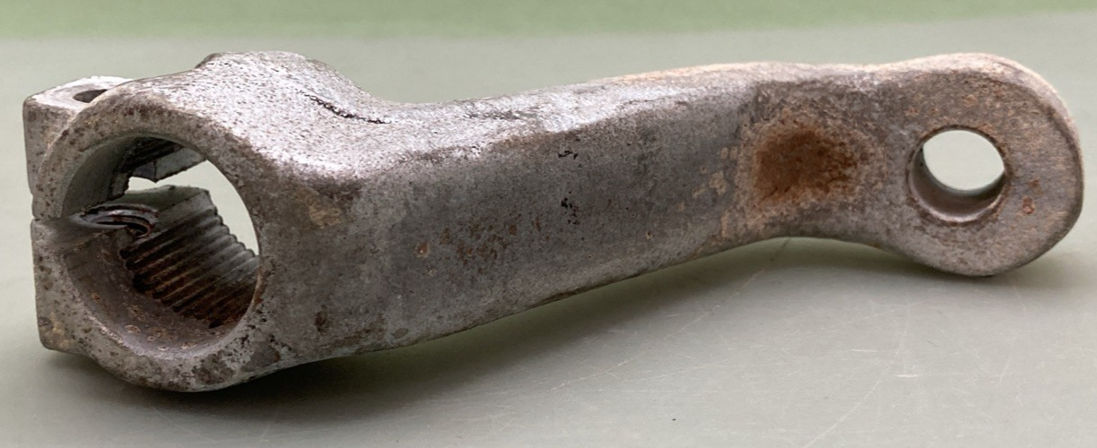 NEW GENUINE HARLEY-DAVIDSON 52700-65 Footrest support, right