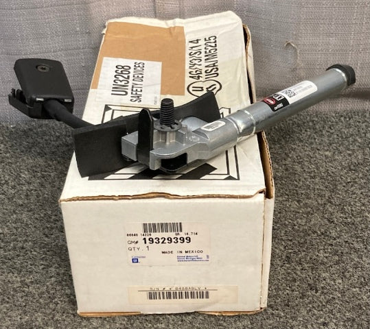 General Motors 19329399 Dri Seat Belt w/ Retractor and Pre-Tensioner New Genuine