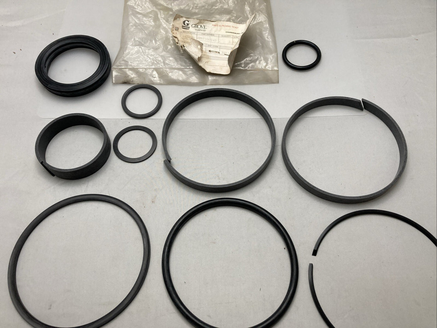 NEW GENUINE GROVE 9752100242 Seal Kit