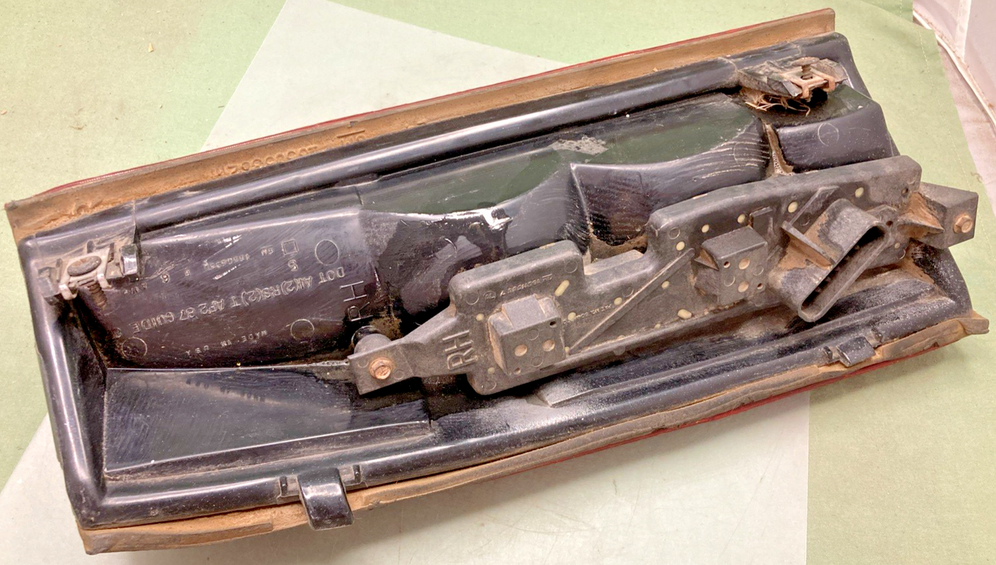 Genuine GM 16506350 Tail Light