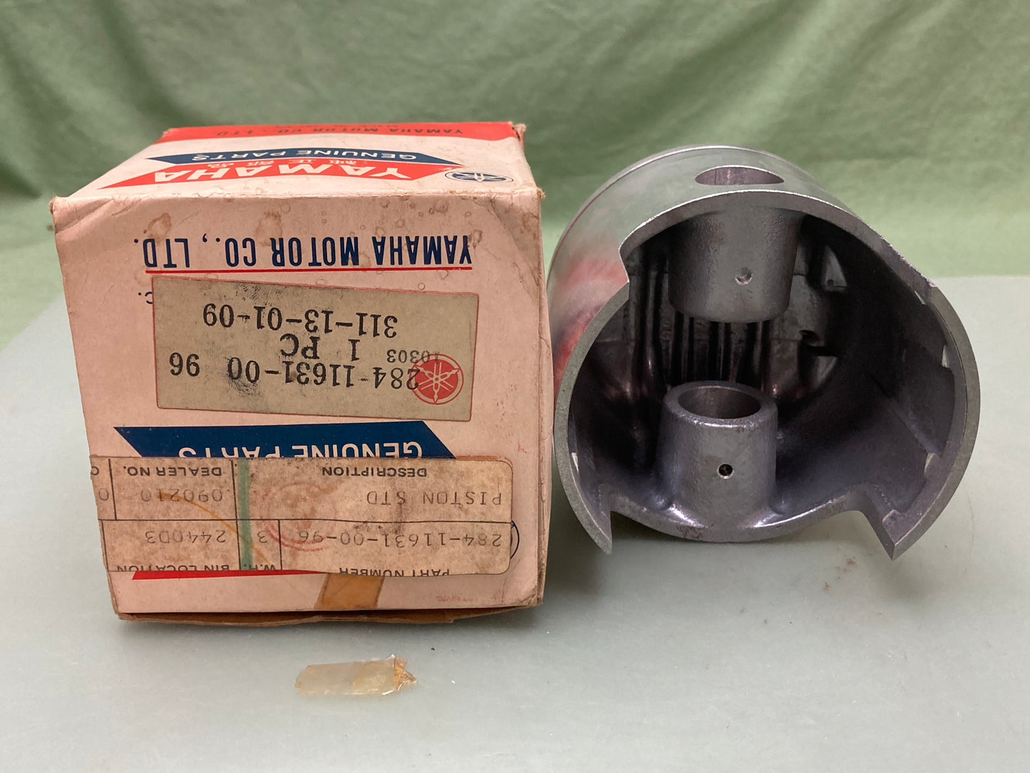 New Genuine Yamaha 284-11631-00-96 Piston