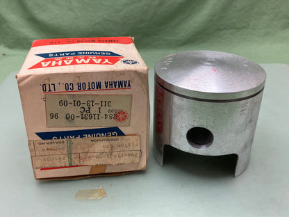 New Genuine Yamaha 284-11631-00-96 Piston