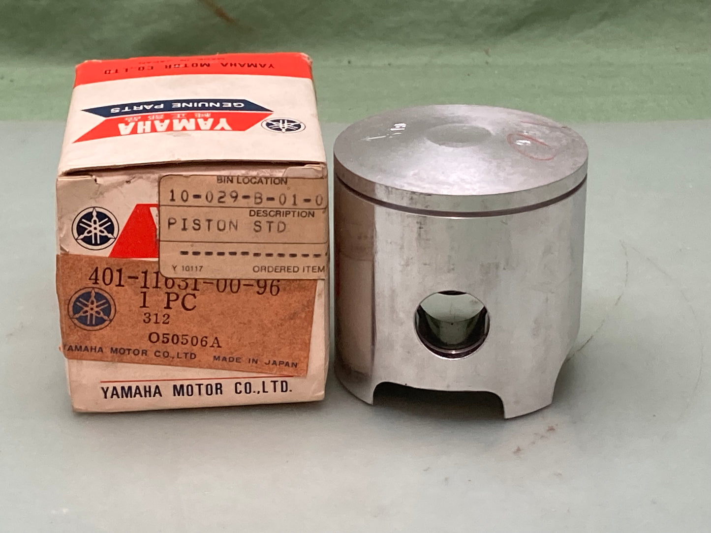 New Genuine Yamaha 401-11631-00-96 Piston Std