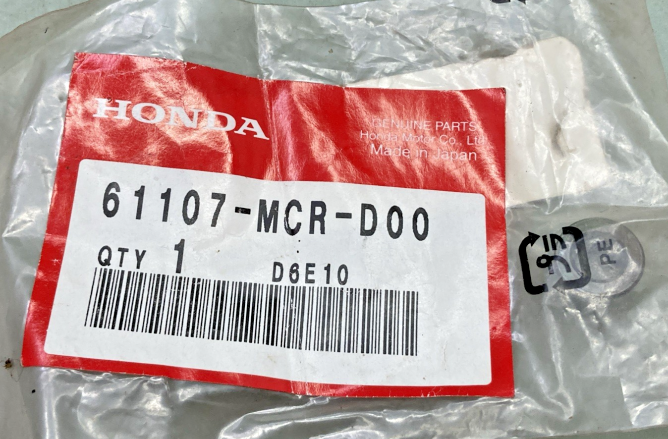 Qty 2 New Genuine Honda 61107-MCR-D00 Collar, Fr, Fender