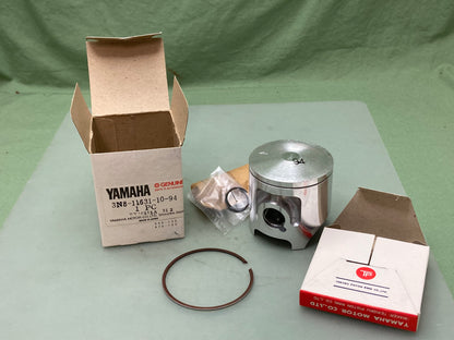 New Genuine Yamaha 4V2-11630-00 Piston Kit Std