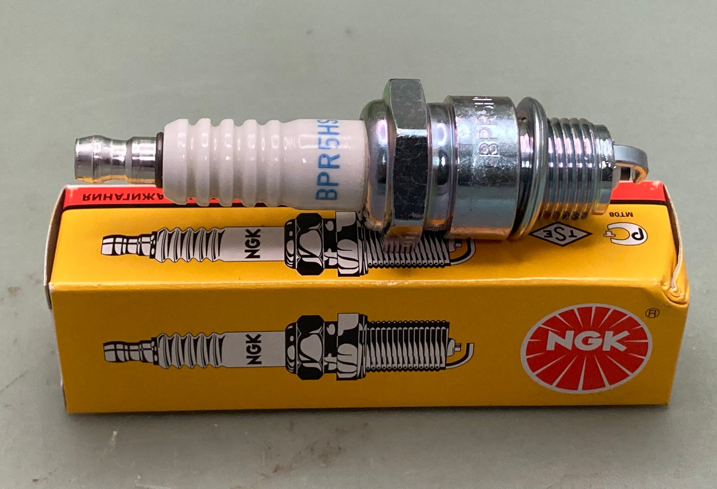 New Genuine NGK 6222 Spark Plug BPR5HS