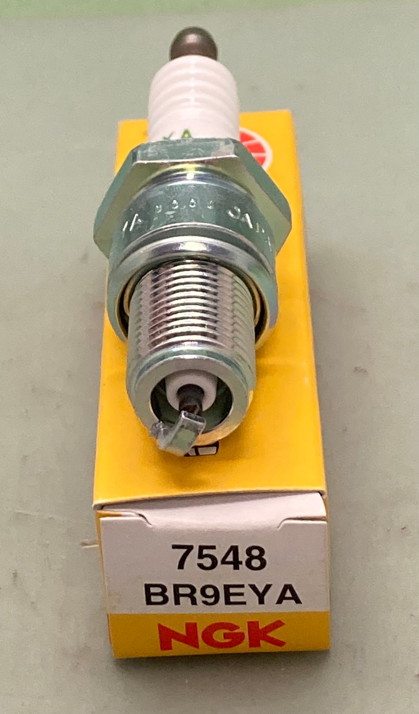New Genuine NGK 7548 Spark Plug BR9EYA