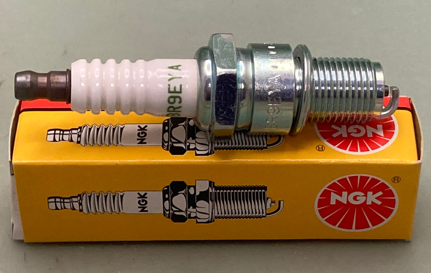 New Genuine NGK 7548 Spark Plug BR9EYA