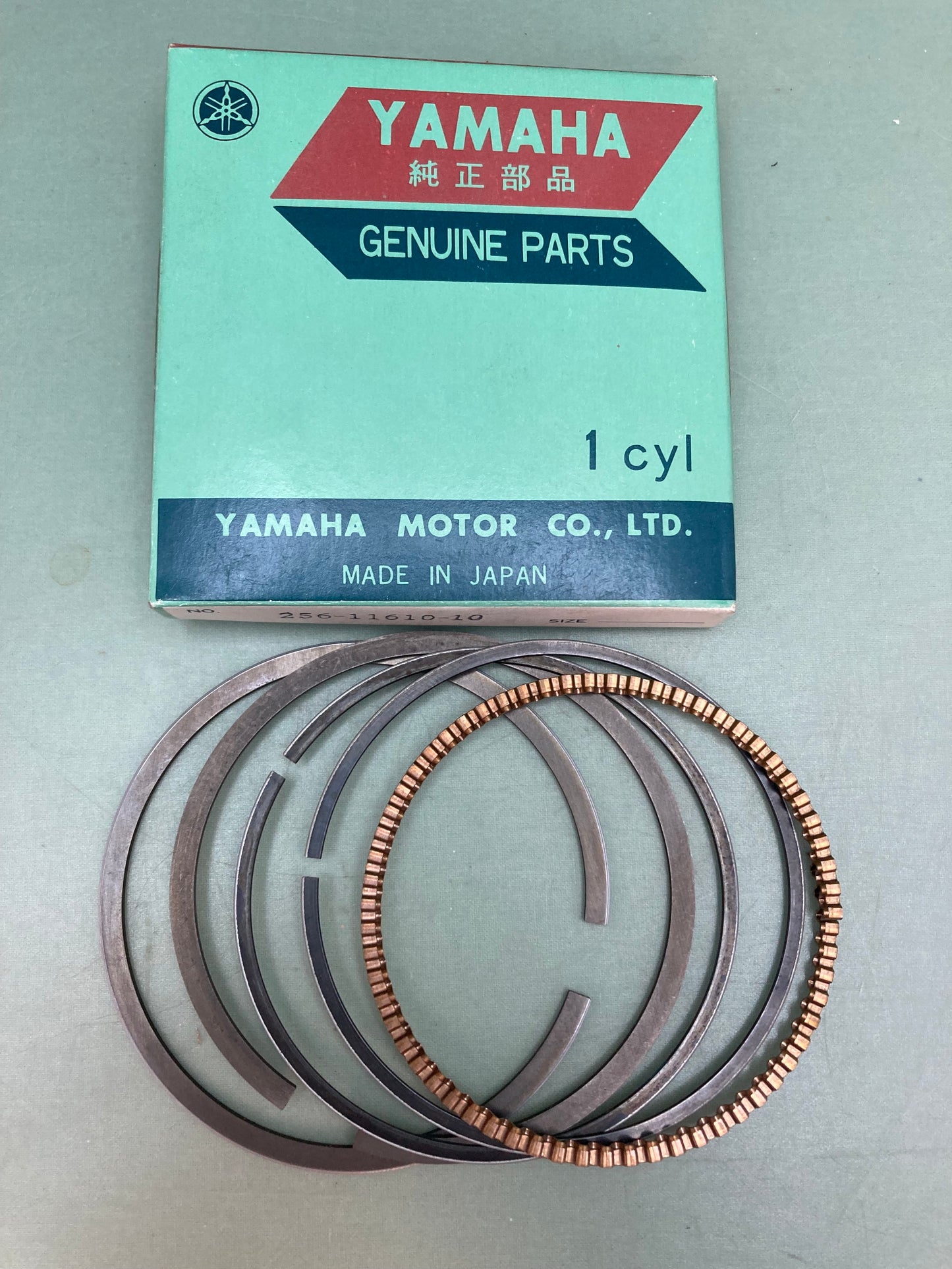 New Genuine Yamaha 256-11610-10 Piston Ring set 1st