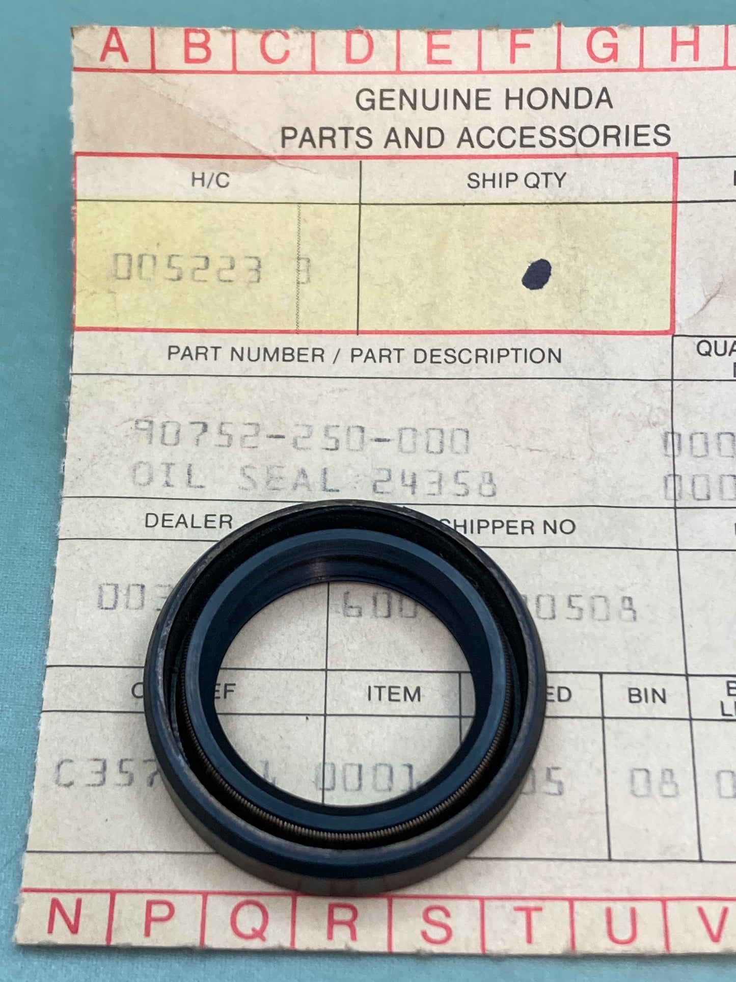 New Genuine Honda 90752-250-000 OIL SEAL