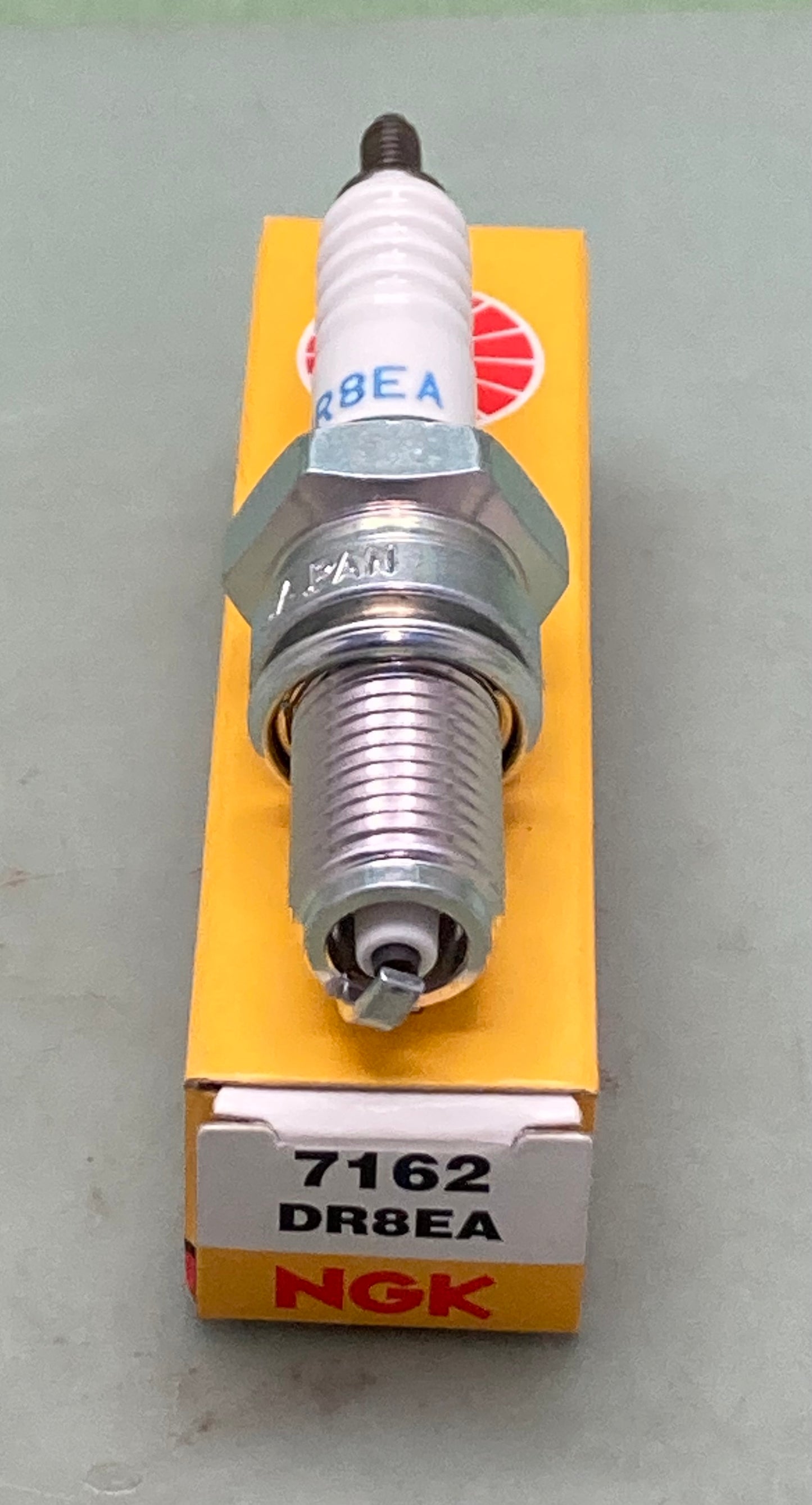 New Genuine NGK 7162 Spark Plug DR8EA