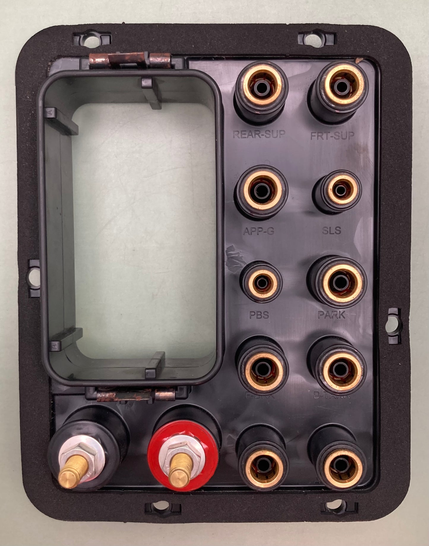 New Genuine Volvo 22646187 Air Manifold (Pass Through)