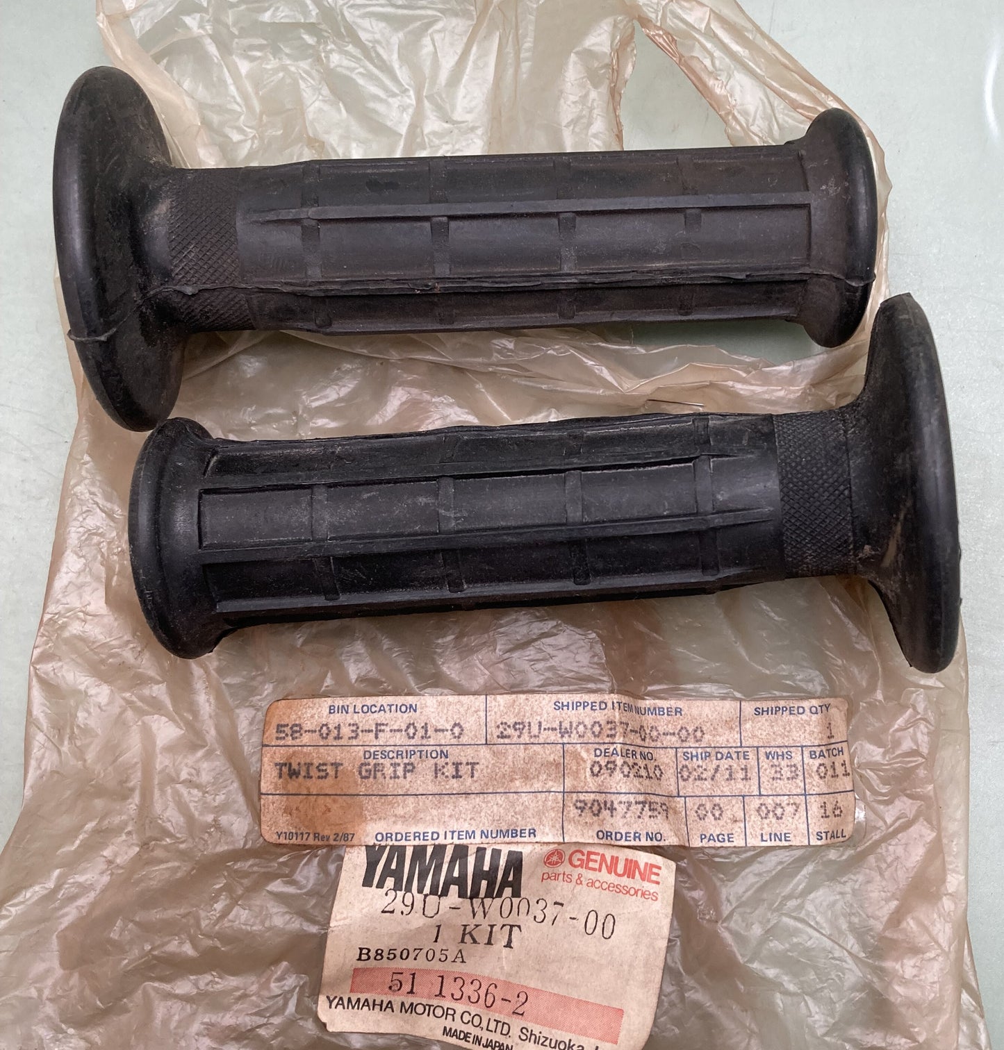 New Genuine Yamaha 29U-W0037-00 Twist Grip Kit